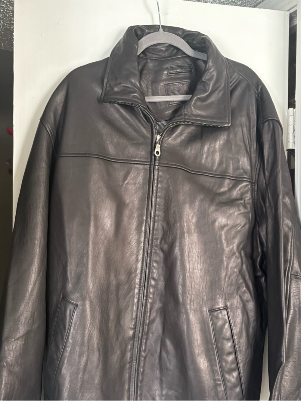 Men’s Roundtree & York brown leather coat.
Extra large. Never been worn.